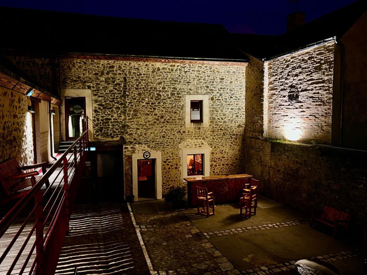 Hotel Le Ranch Brûlon Exteriör bild