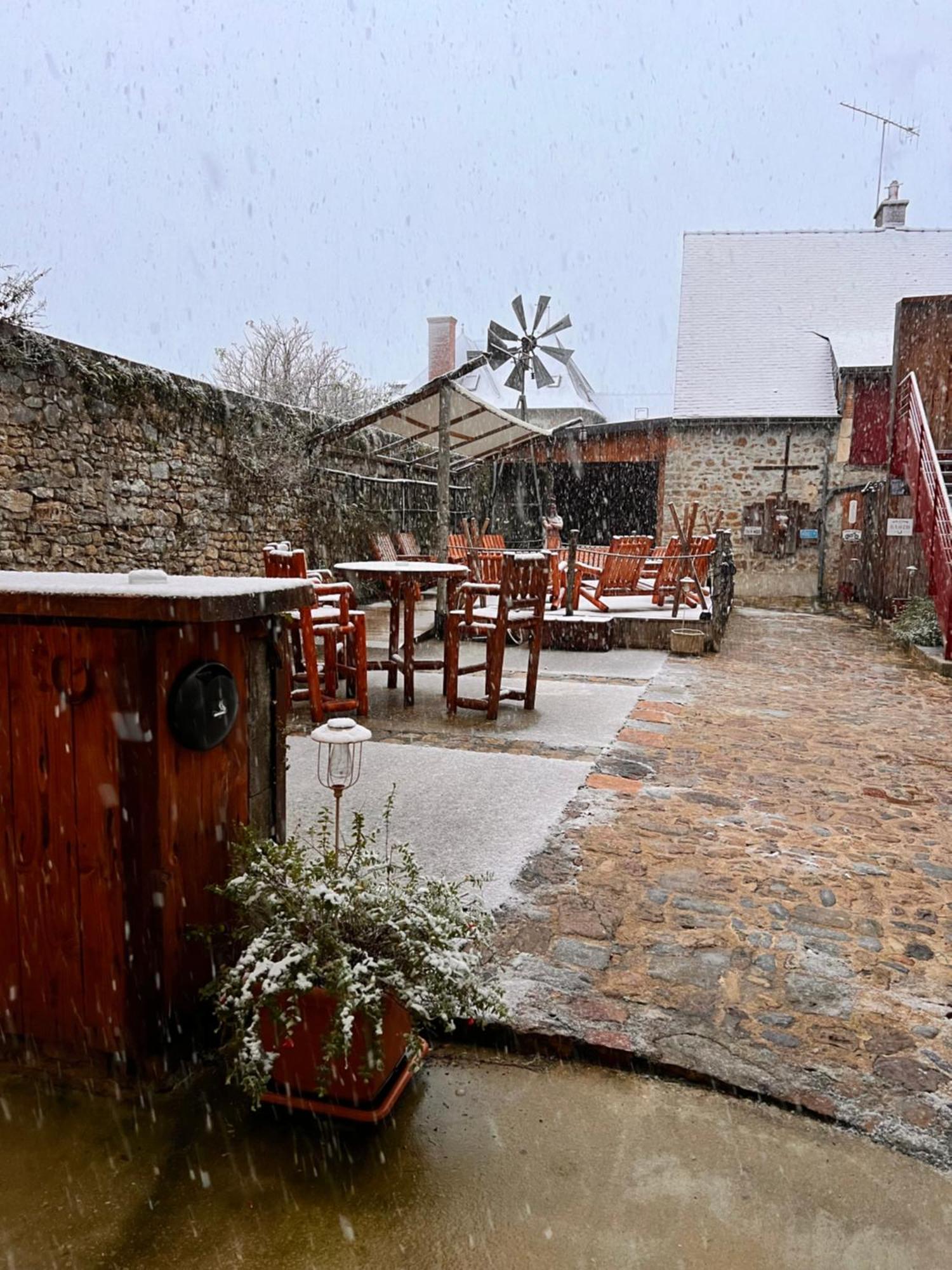 Hotel Le Ranch Brûlon Exteriör bild